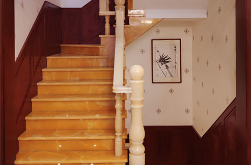 良庆中式别墅室内汉白玉石楼梯的定制安装装饰效果